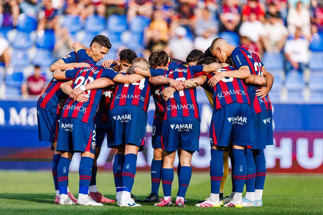 Jugadores de la SD Huesca antes de un partido / SDH