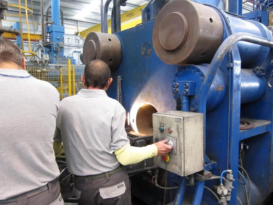 Archivo - Operarios en una f&aacute;brica industrial
- EUROPA PRESS - Archivo