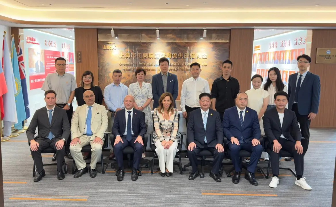 La alcaldesa de Zaragoza, Natalia Chueca, en un foro log&iacute;stico en Shanghai. / AZ