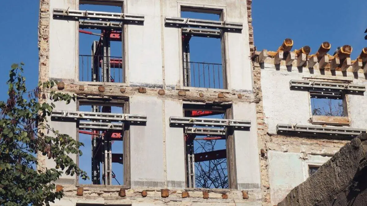 Edificio en rehabilitaci&oacute;n. / COAATZ