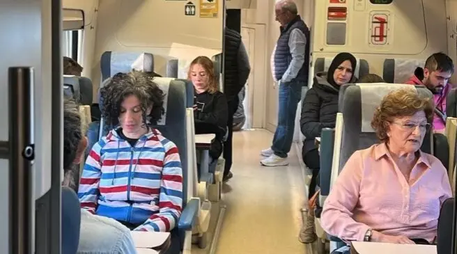 Tren Regional de Huesca a Zaragoza tras la aver&iacute;a del AVE. /Diario de Huesca