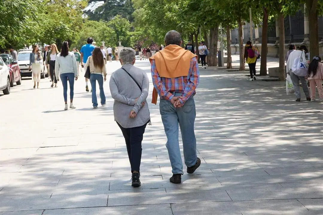 Archivo - Una pareja camina por Paseo del Prado.
- Jes&uacute;s Hell&iacute;n - Europa Press - Archivo