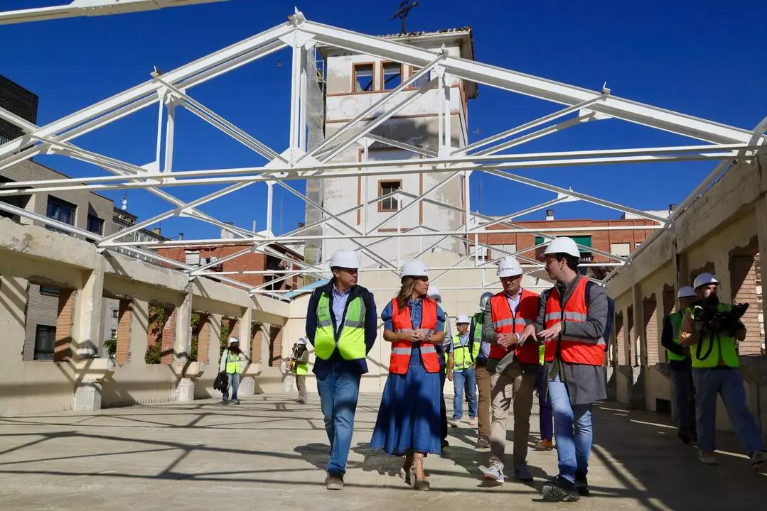 La alcaldesa Natalia Chueca supervisa las obras de Giesa Distrito 7. /AZ