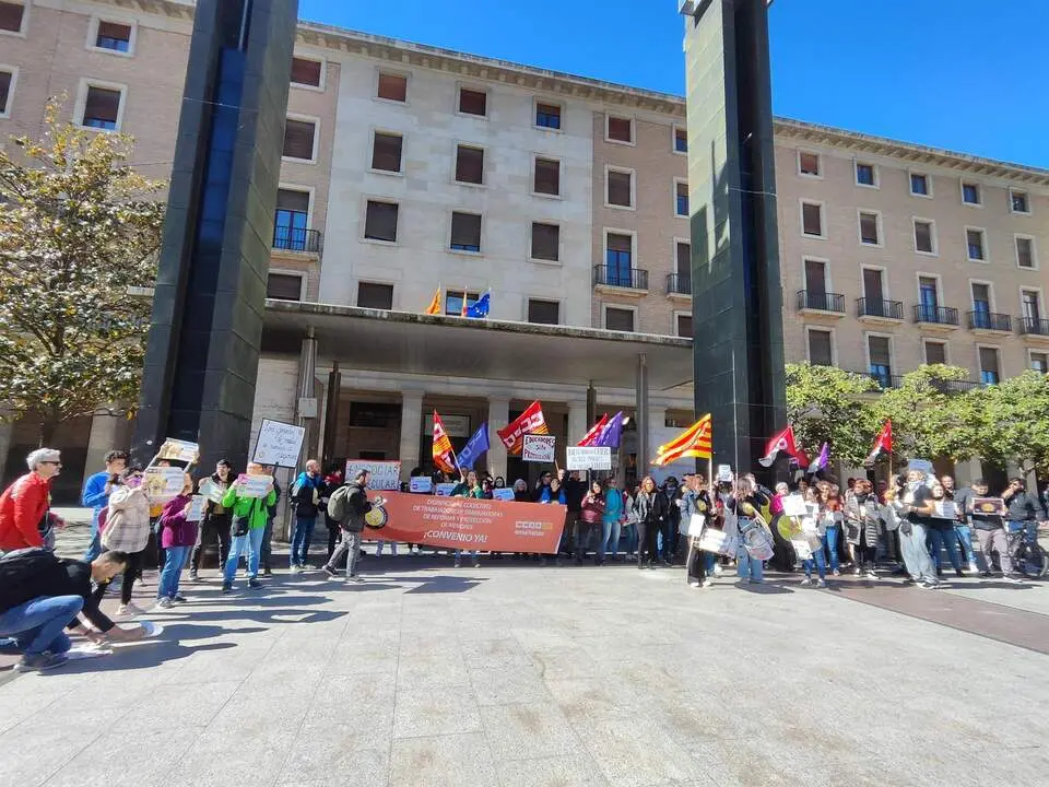 Concentraci&oacute;n de la Plataforma por un Convenio para los trabajadores de prevenci&oacute;n, reforma y protecci&oacute;n de menores en Arag&oacute;n delante del IASS celebrada en 2024. Fotograf&iacute;a: Europa Press.