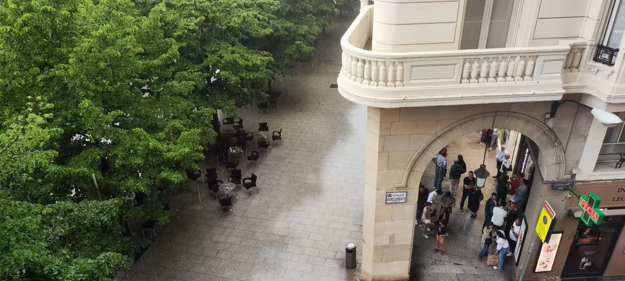 La lluvia torrencial inunda el centro de Zaragoza este domingo./ EP