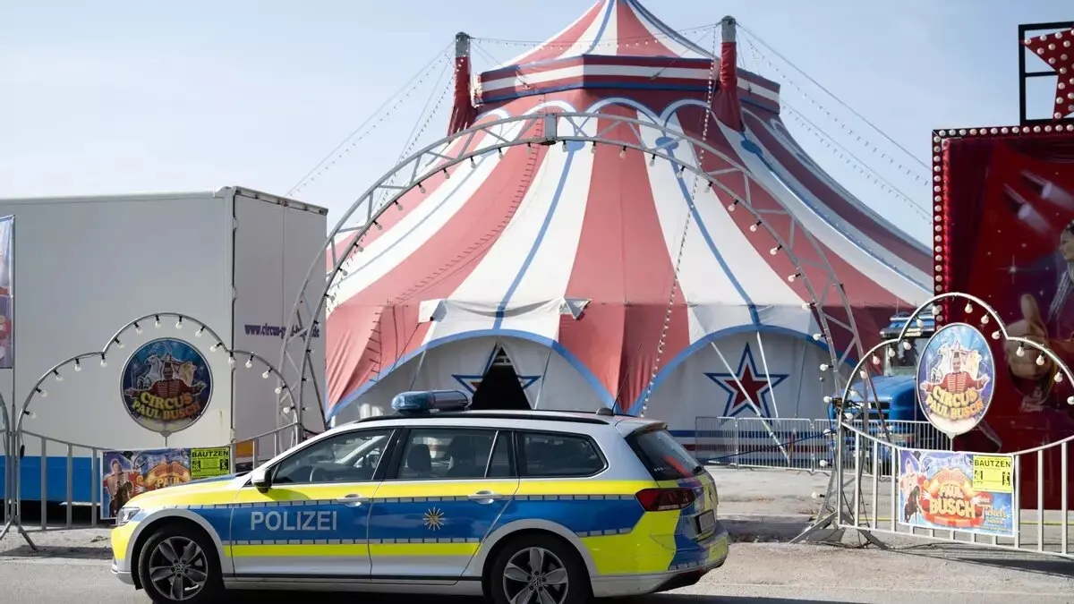 Los servicios de seguridad intervienen en el interior de las instalaciones del circo ./ Sebastian Kahnert - DPA