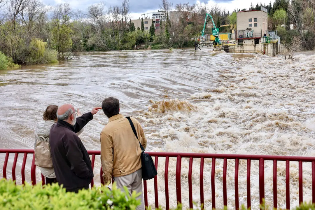 Una foto de archivo de la crecida del r&iacute;o Ebro / HOY ARAG&Oacute;N