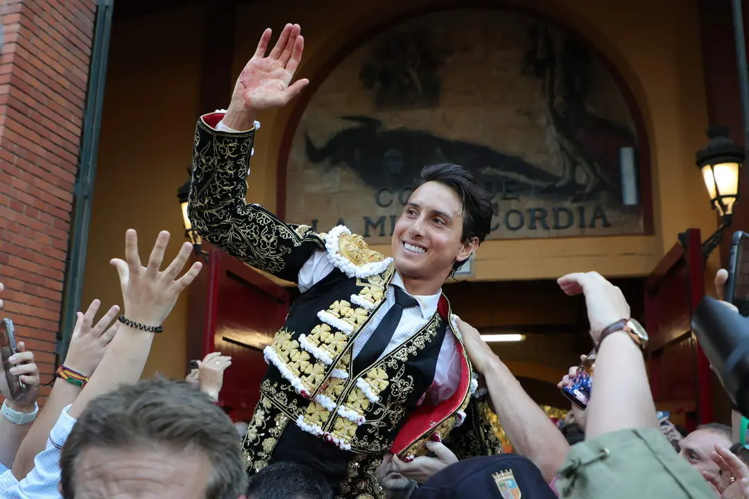 El diestro Andr&eacute;s Roca Rey sale a hombros de La Misericordia el 21 de abril de 2024./ La Misericordia