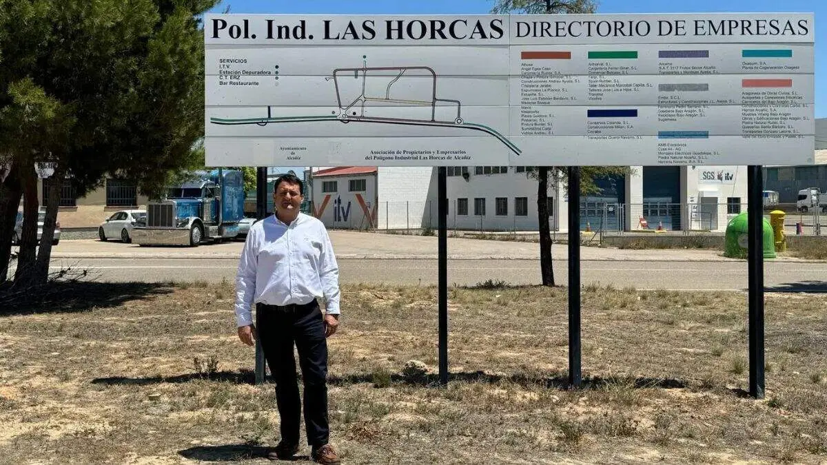 El alcalde de Alca&ntilde;iz, Miguel &Aacute;ngel Estevan, en el pol&iacute;gono Las Horcas. / HA
