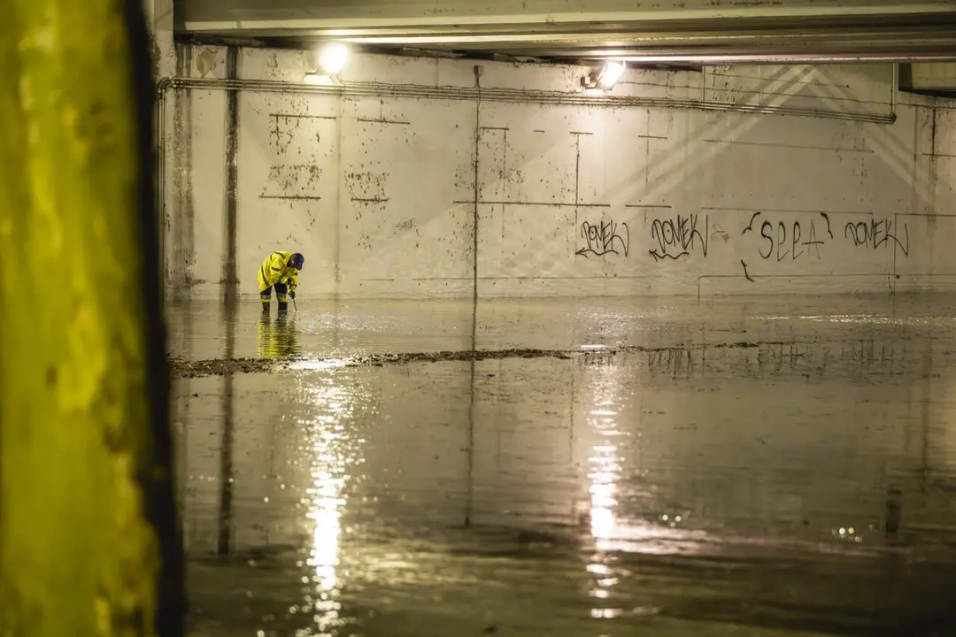 Un operario trabaja en un t&uacute;nel lleno de agua en la Avenida ranillas, 28 de septiembre de 2025, en Zaragoza, Arag&oacute;n (Espa&ntilde;a). / MARCOS CEBRI&Aacute;N