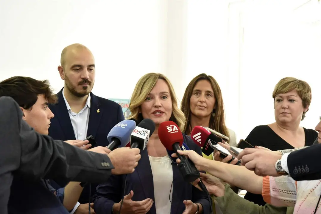 La ministra Pilar Alegr&iacute;a junto a la consellera Esther Niub&oacute; y el alcalde de Sant Andreu de la Barca (Barcelona), Marc Giribet, este mi&eacute;rcoles durante una visita a la Escola Josep Pla. / EP