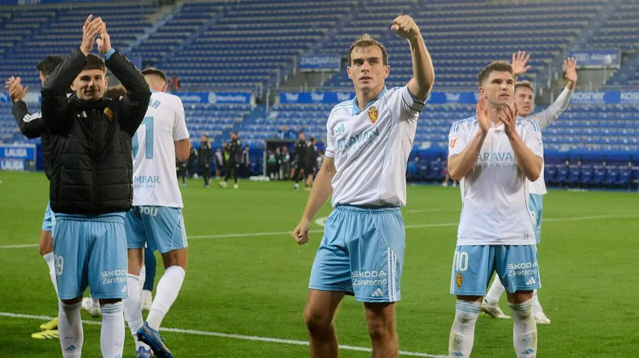 Jugadores del Real Zaragoza celebrando tras la victoria ante el Mirand&eacute;s / Real Zaragoza