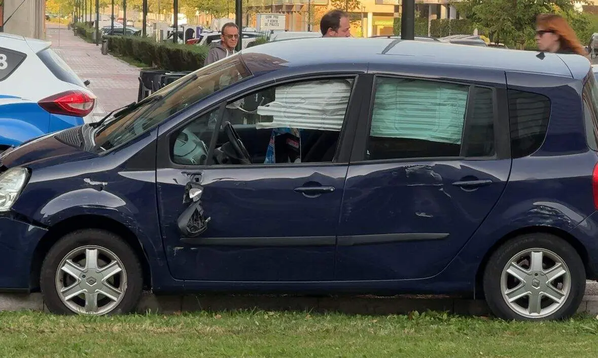 As&iacute; ha quedado el coche tras la colisi&oacute;n. / HOY ARAG&Oacute;N