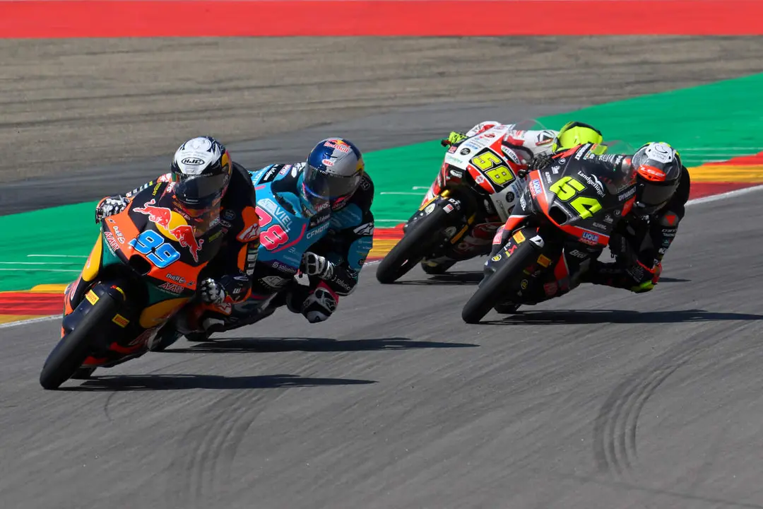 Competici&oacute;n de Moto 3 en el circuito de Motorland