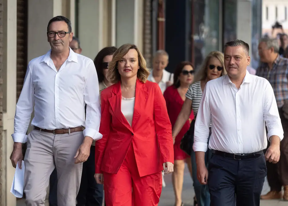 La ministra Pilar Alegr&iacute;a y el portavoz del PSOE aragon&eacute;s, Fernando Sab&eacute;s, a su llegada a Ferraz / EP