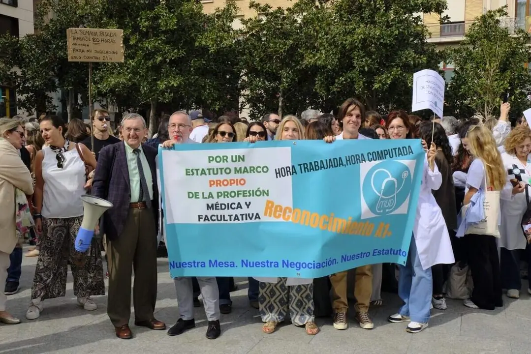 Concentraci&oacute;n de los sindcatos m&eacute;dicos ante la Delegaci&oacute;n del Gobierno en Arag&oacute;n.
- FASAMET