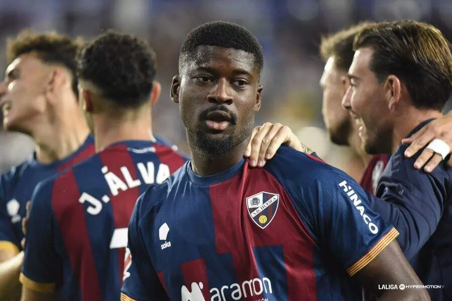 Ntamack, celebrando con sus compa&ntilde;eros el tanto en el &uacute;ltimo suspiro. Fotograf&iacute;a: LaLiga.