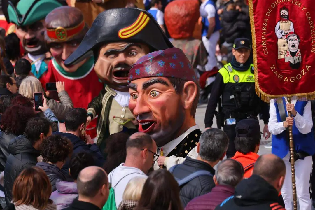 Comparsa de Cabezudos y Gigantes en la Plaza del Pilar