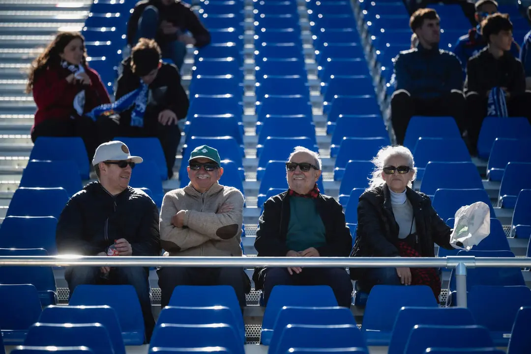 Aficionados del Real Zaragoza ante el C&oacute;rdoba / Marcos Cebri&aacute;n