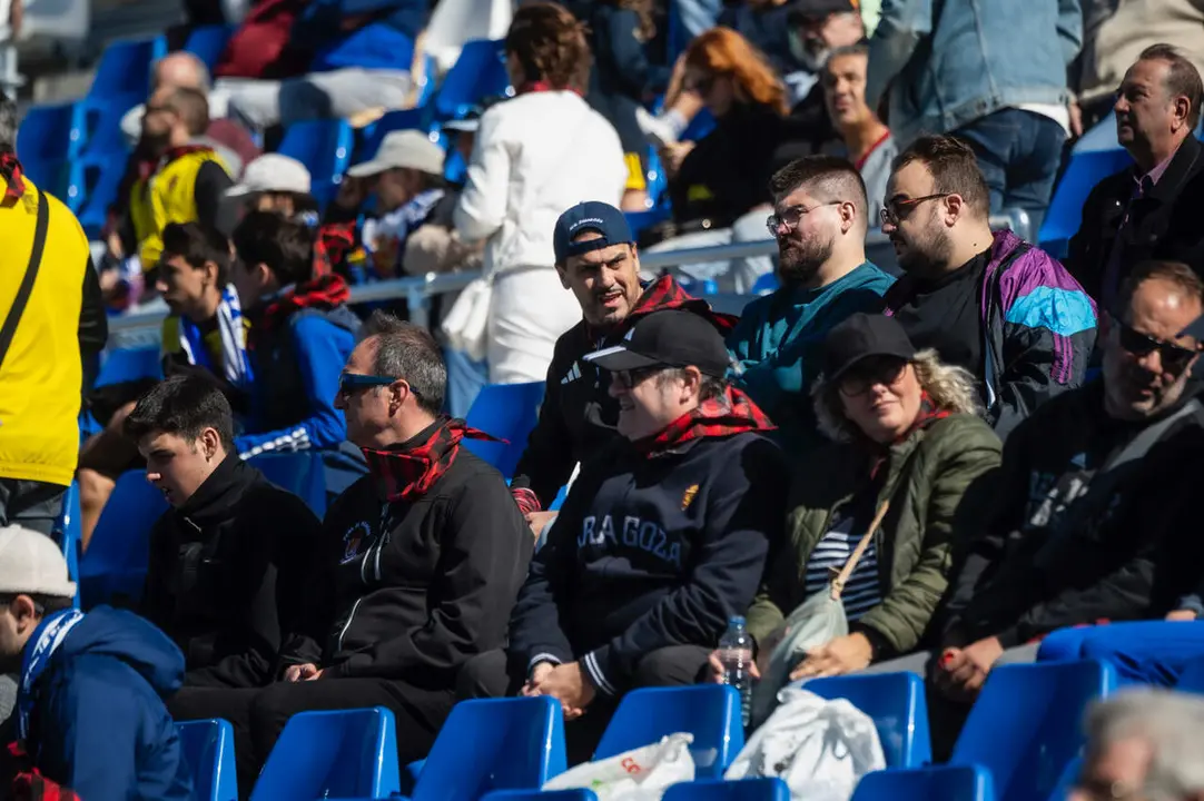 Aficionados del Real Zaragoza ante el C&oacute;rdoba / Marcos Cebri&aacute;n