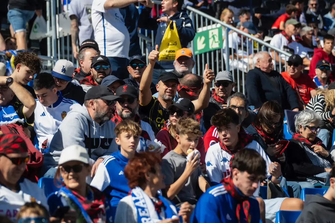 Aficionados del Real Zaragoza ante el C&oacute;rdoba / Marcos Cebri&aacute;n