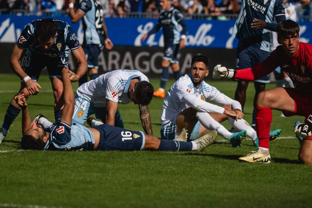 Jugadores del Real Zaragoza hundidos en el &aacute;rea / Marcos Cebri&aacute;n