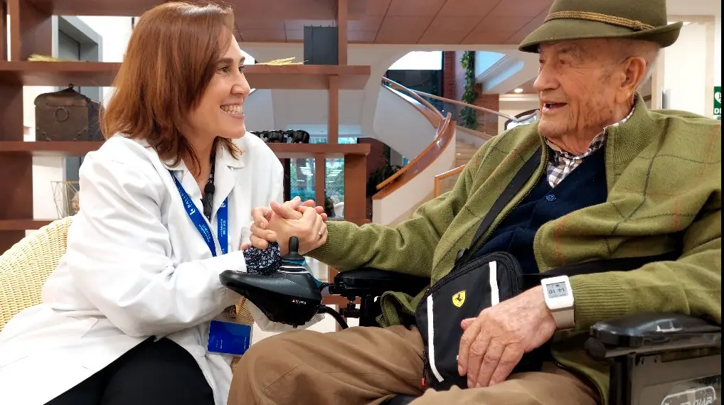 Reyes L&oacute;pez Casas, psic&oacute;loga en residencias de ancianos Ballesol, con un residente.