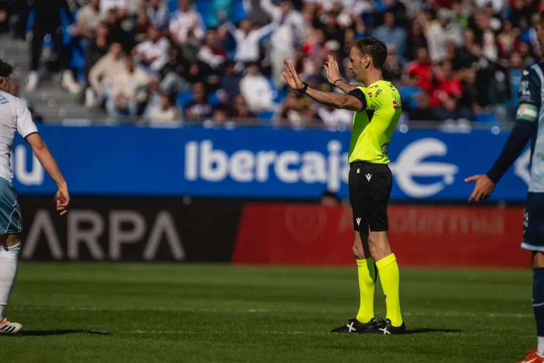 &Aacute;rbitro Rafael S&aacute;nchez L&oacute;pez en el Real Zaragoza-C&oacute;rdoba / Marcos Cebri&aacute;n