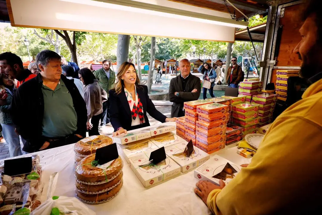 La alcaldesa de Zaragoza, Natalia Chueca, en la visita al mercado de artesanos de Arag&oacute;n y el mercado agroalimentario de la plaza de los Sitios./ AZ