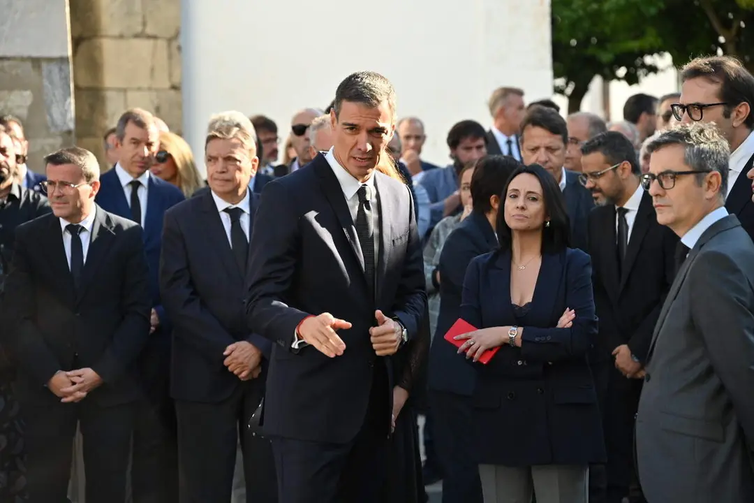 El presidente del Gobierno, Pedro S&aacute;nchez y el Rey Felipe VI, durante el acto solemne de homenaje a la bandera nacional y desfile militar en el D&iacute;a de la Hispanidad, a 12 de octubre de 2022, en Madrid (Espa&ntilde;a). Fotograf&iacute;a: Eduardo Parra / EP.