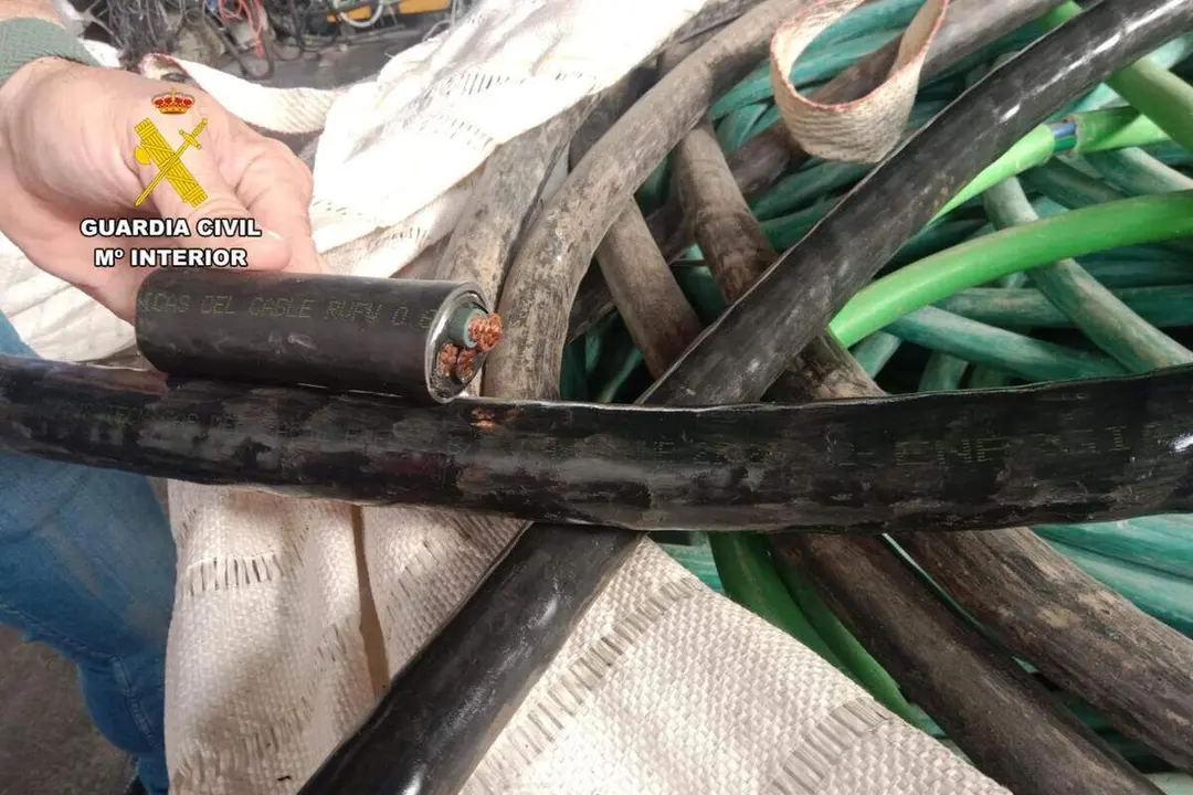 Cableado de la l&iacute;nea de Alta Velocidad Madrid-Barcelona que fue robado en la localidad zaragozana de La Almolda y que ha sido incautado por la Guardia Civil.
- GUARDIA CIVIL