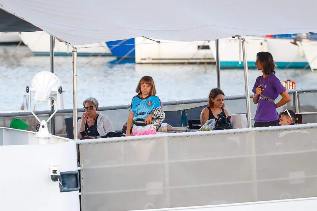Archivo - La activista sueca Greta Thunberg y la exalcaldesa de Barcelona Ada Colau a bordo de un barco de la Global Sumud Flotilla en el puerto de Barcelona. / EP