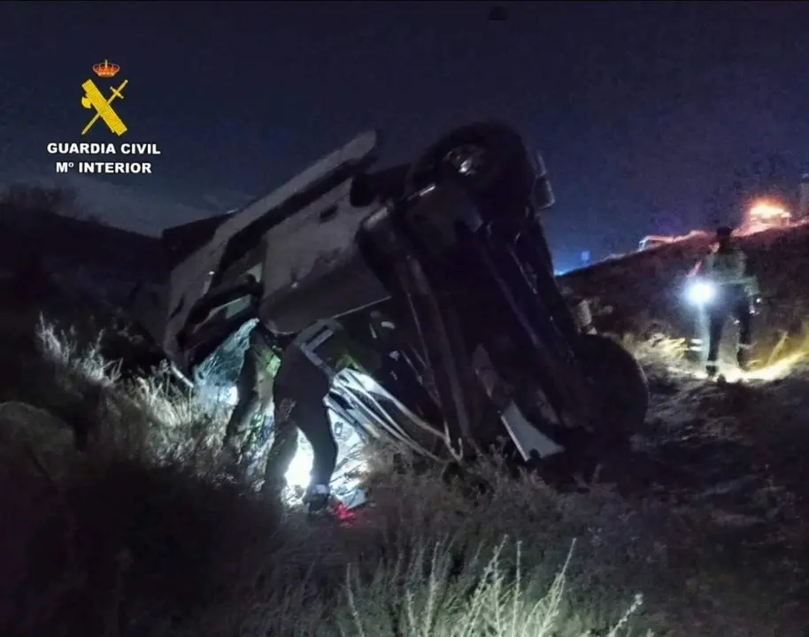 Un herido grave y otro leve en el choque entre un cami&oacute;n y una furgoneta en la AP-2 en Candasnos (Huesca). / GUARDIA CIVIL