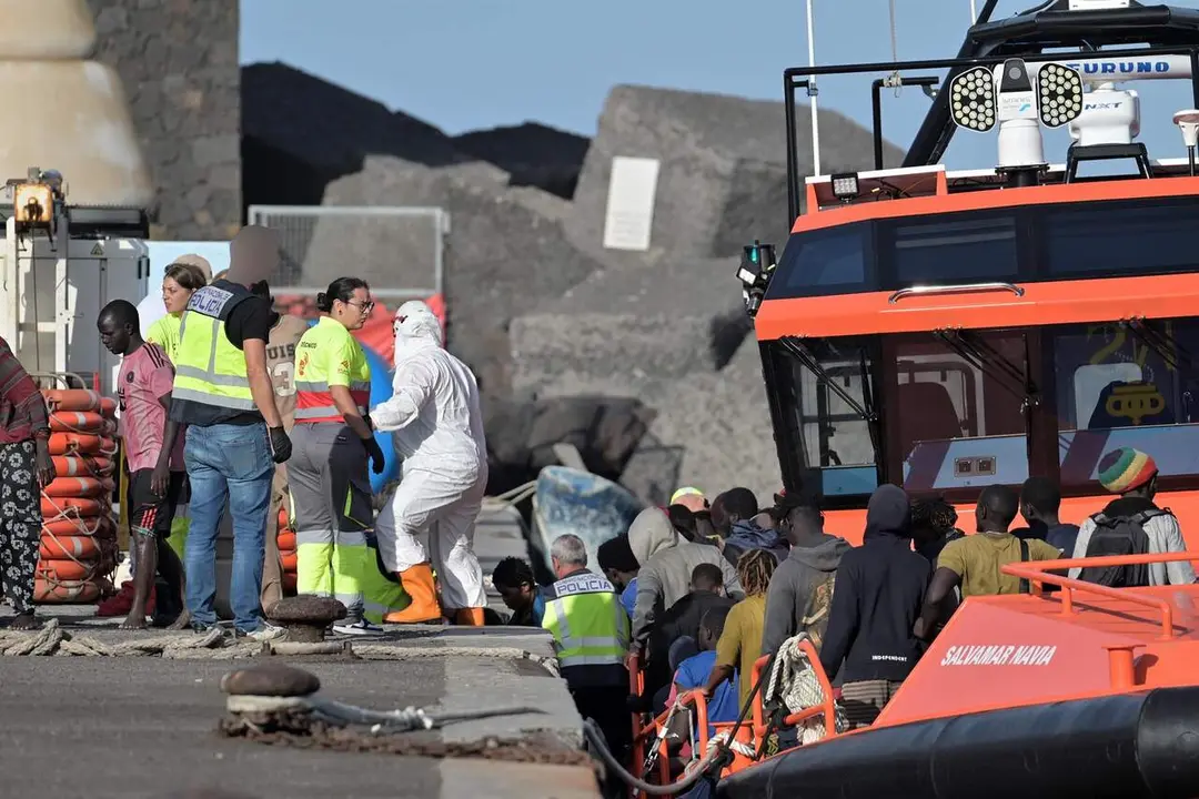 Efectivos de emergencias atienden a personas en el Muelle de la Restinga, El Hierro, Canarias (Espa&ntilde;a). / EP
