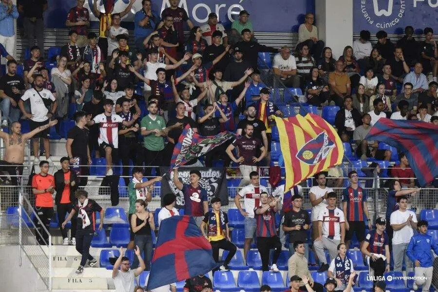 Aficionados de la SD Huesca en el &uacute;ltimo partido ante el Burgos / LaLiga
