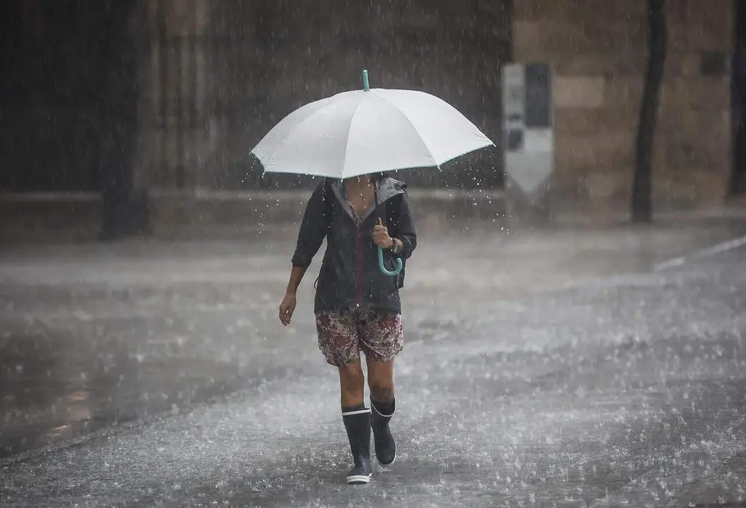 Una persona camina con un paraguas bajo la lluvia. Imagen de archivo. / EP