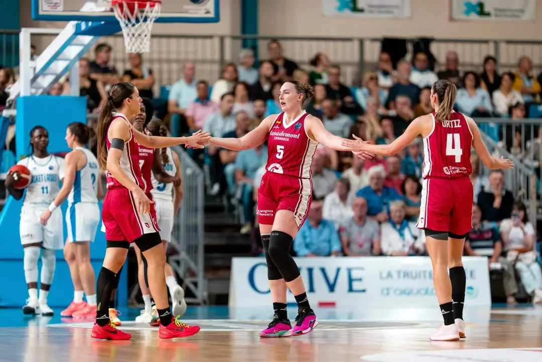 Jugadoras de Casademont Zaragoza celebran el triunfo ante Landes / FIBA
