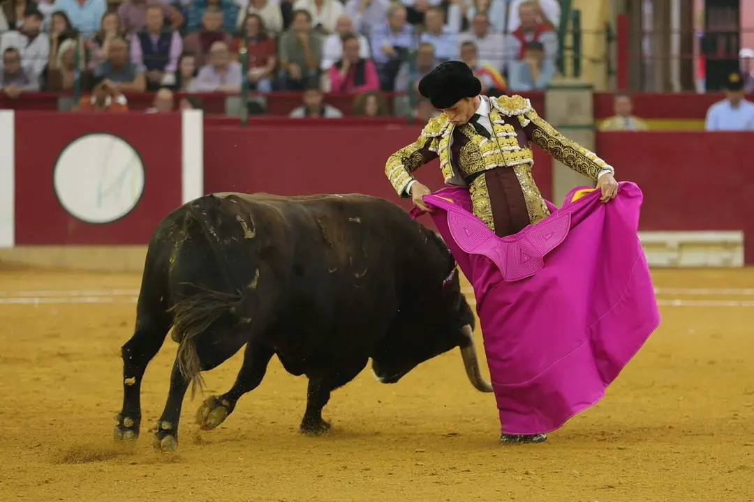 Borja Jim&eacute;nez por chicuelinas./ Plaza de toros de Zaragoza