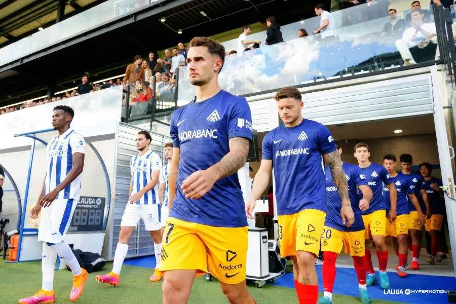 Jugadores del Andorra y del Legan&eacute;s saltando al campo / LaLiga