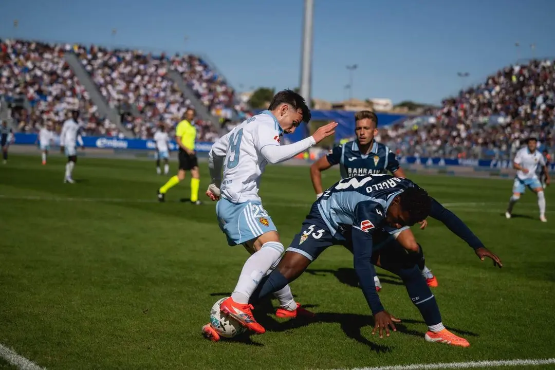 Pau Sans pugna por un bal&oacute;n en el Real Zaragoza-C&oacute;rdoba / Marcos Cebri&aacute;n