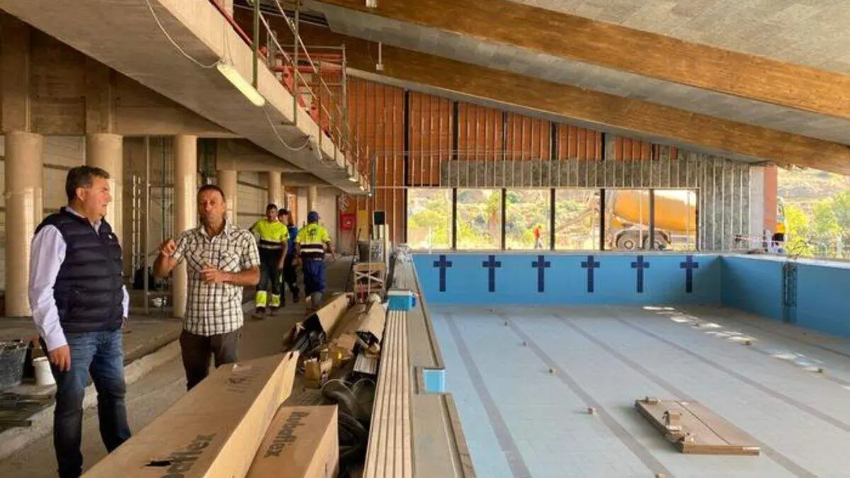 Visita a las obras de la piscina climatizada de Alca&ntilde;iz. / AYTO. ALCA&Ntilde;IZ