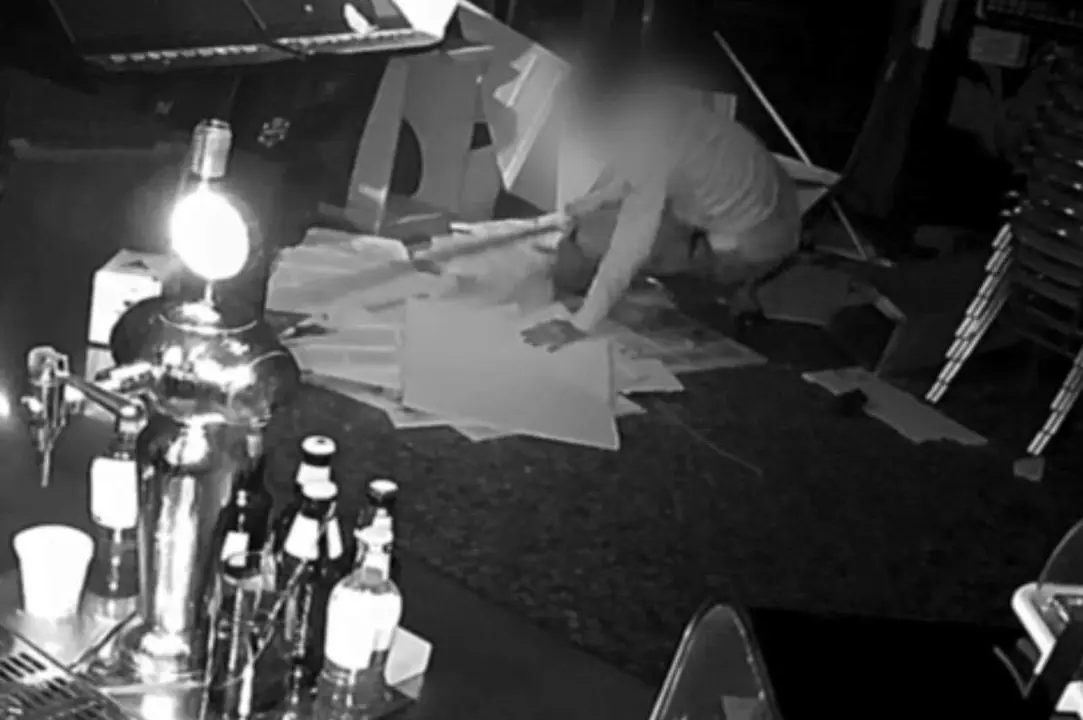 Imagen del ladr&oacute;n cuando cay&oacute; el techo del bar / Cedida a HOY ARAG&Oacute;N