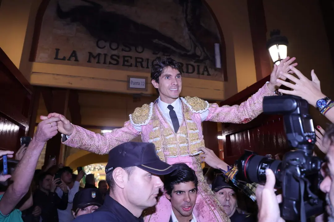 Sebasti&aacute;n Castella sale a hombros de La Misericordia./ Plaza de Toros de Zaragoza