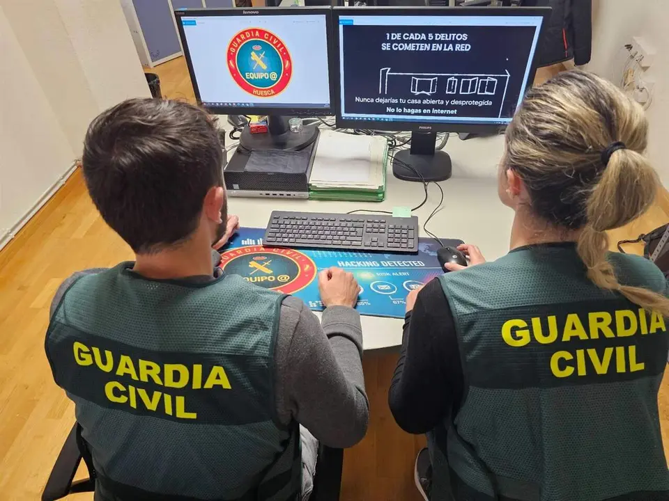 Archivo - Dos agentes de Guardia Civil. / GUARDIA CIVIL