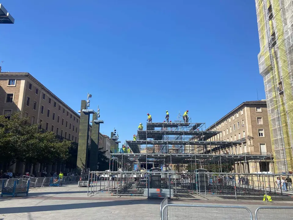 Comienza el montaje de la estructura. / HOY ARAG&Oacute;N