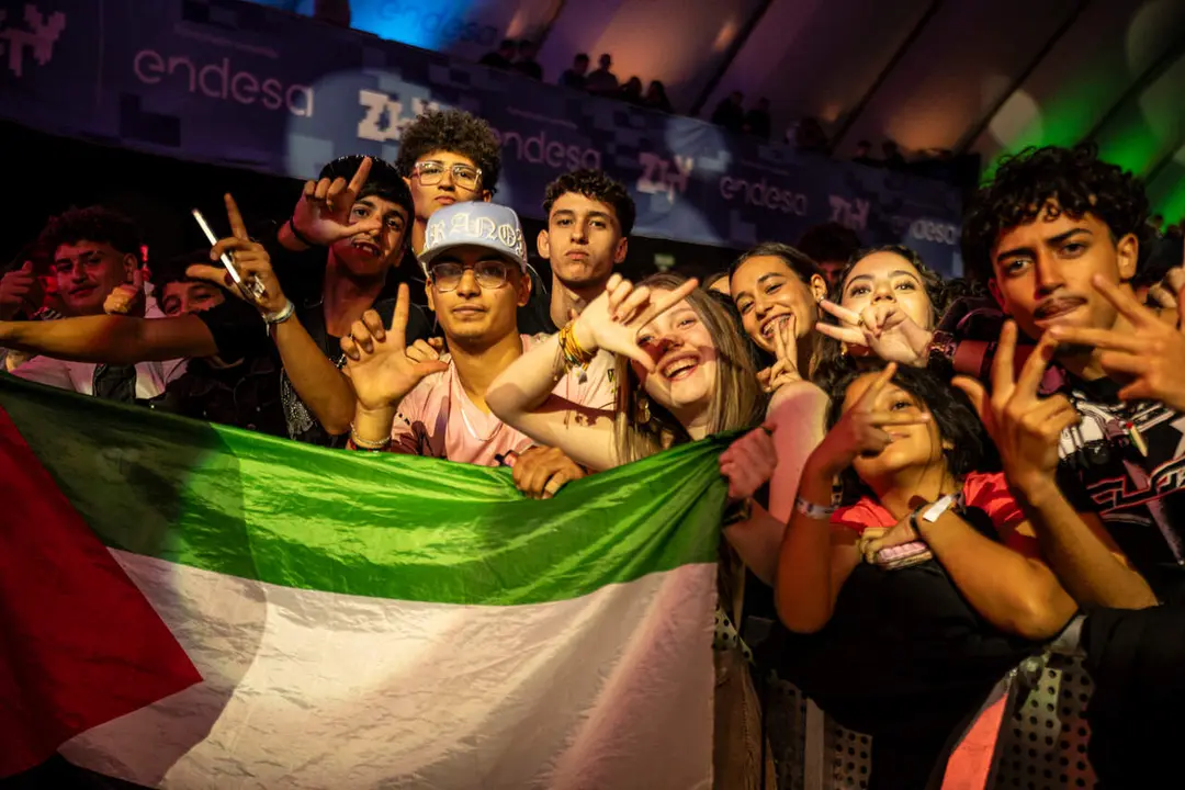 Fotograf&iacute;a del p&uacute;blico en el concierto de Morad con una bandera de Palestina