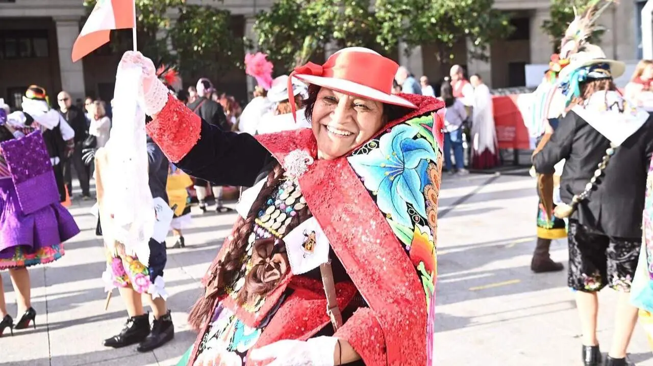 Representante peruana en la Ofrenda floral a la Virgen del Pilar, a 12 de octubre de 2025, en Zaragoza, Arag&oacute;n (Espa&ntilde;a). Fotograf&iacute;a: Ram&oacute;n Comet / EP.