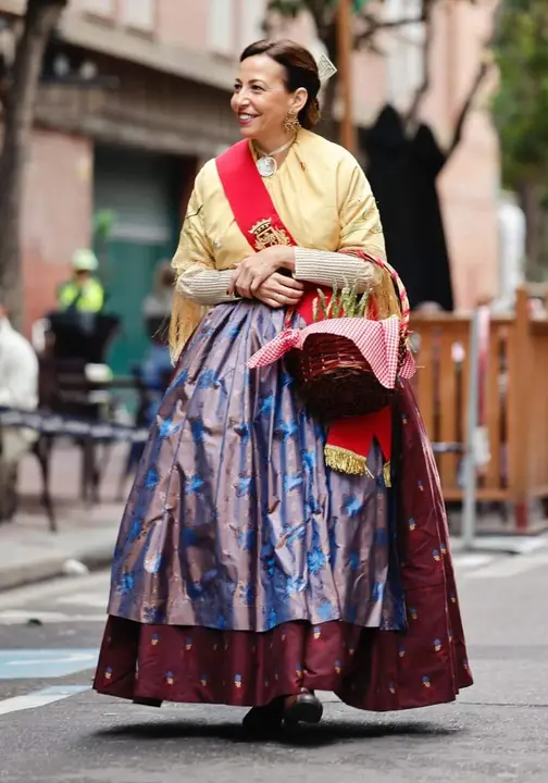 Atuendo de la alcaldesa de Zaragoza, Natalia Chueca, para la Ofrenda de Frutos 2025 ./ Toni Gal&aacute;n - Ayuntamiento de Zaragoza