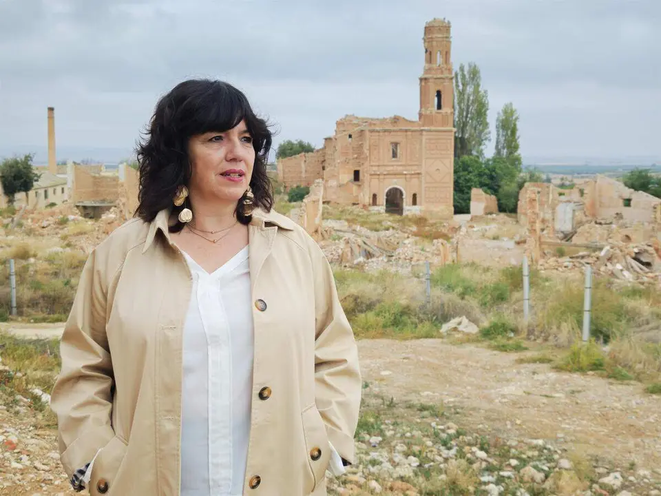 La diputada del PSOE por Zaragoza, Marta Gracia, en el Pueblo Viejo de Belchite.
- JOS&Eacute; D. VALERO CABREJAS/PSOE