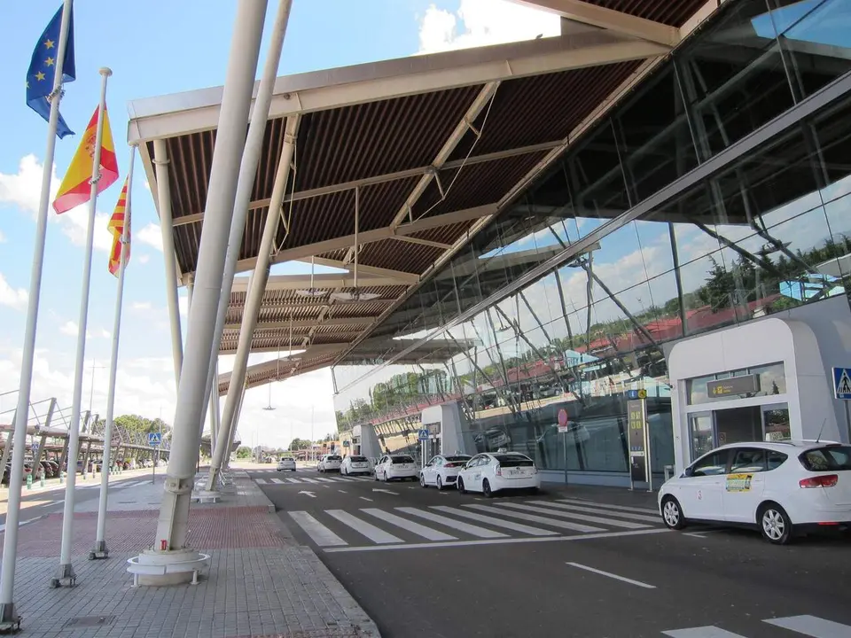 Taxis esperando en la parada del Aeropuerto de Zaragoza. / EP
